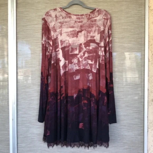 LOGO by Lori Goldstein Printed Swing Top with Lace at Hem 1X - Picture 5 of 9